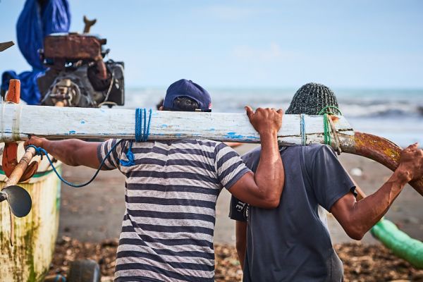 Les pêcheurs de Médéwi sur l' île de Bali