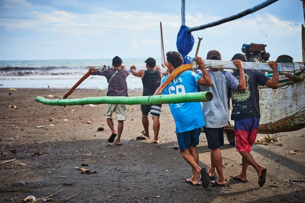 Les pêcheurs de Médéwi sur l' île de Bali