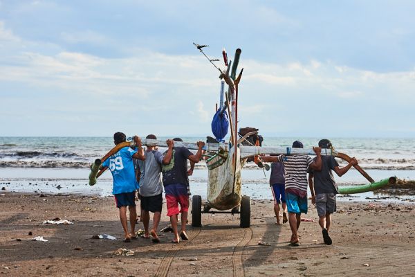 Les pêcheurs de Médéwi sur l' île de Bali