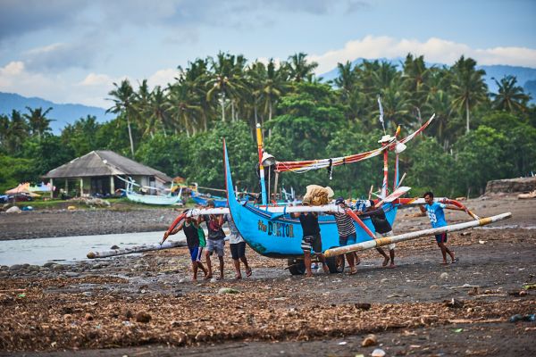 Les pêcheurs de Médéwi sur l' île de Bali