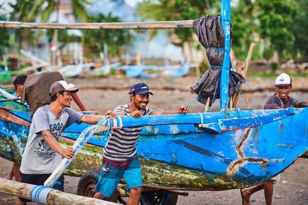 Les pêcheurs de Médéwi sur l' île de Bali