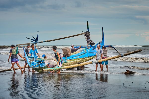 Les pêcheurs de Médéwi sur l' île de Bali