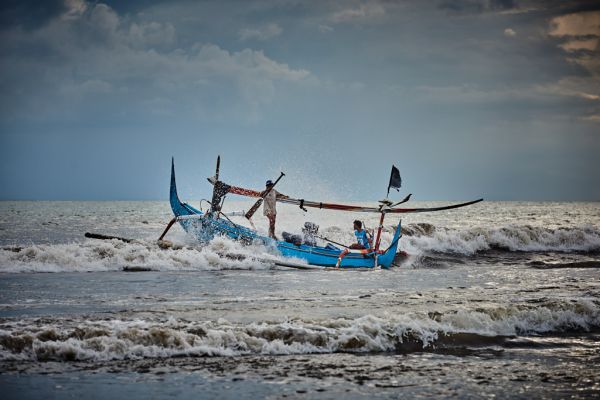 Les pêcheurs de Médéwi sur l' île de Bali