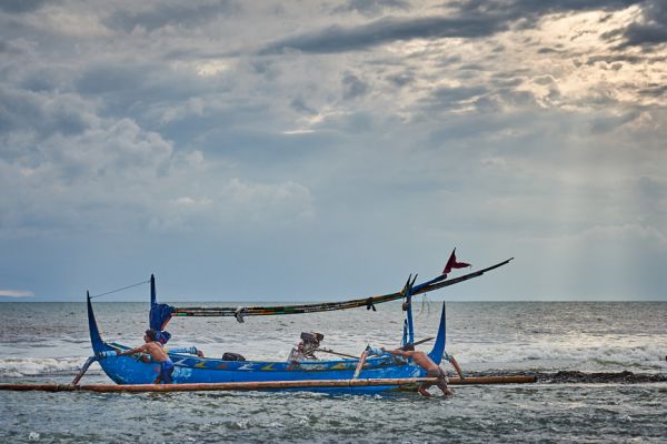 Les pêcheurs de Médéwi sur l' île de Bali
