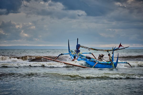 Les pêcheurs de Médéwi sur l' île de Bali
