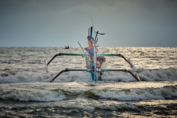 Les pêcheurs de Médéwi sur l' île de Bali