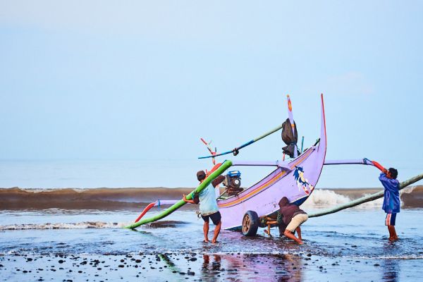 Les pêcheurs de Médéwi sur l' île de Bali