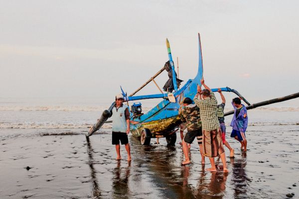 Les pêcheurs de Médéwi sur l' île de Bali