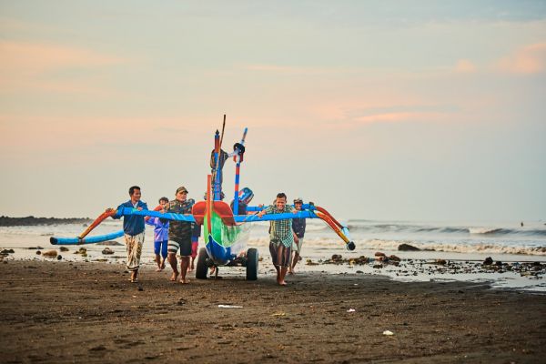 Les pêcheurs de Médéwi sur l' île de Bali