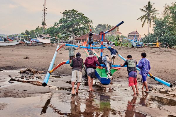 Les pêcheurs de Médéwi sur l' île de Bali