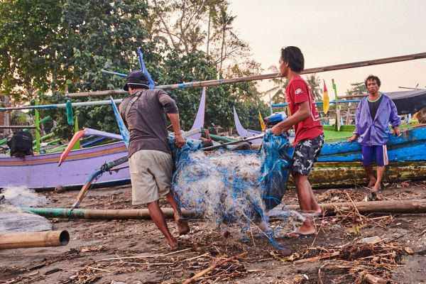 Les pêcheurs de Médéwi sur l' île de Bali